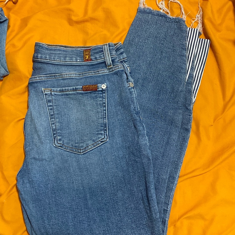 Distressed ankle with pinstripe piping